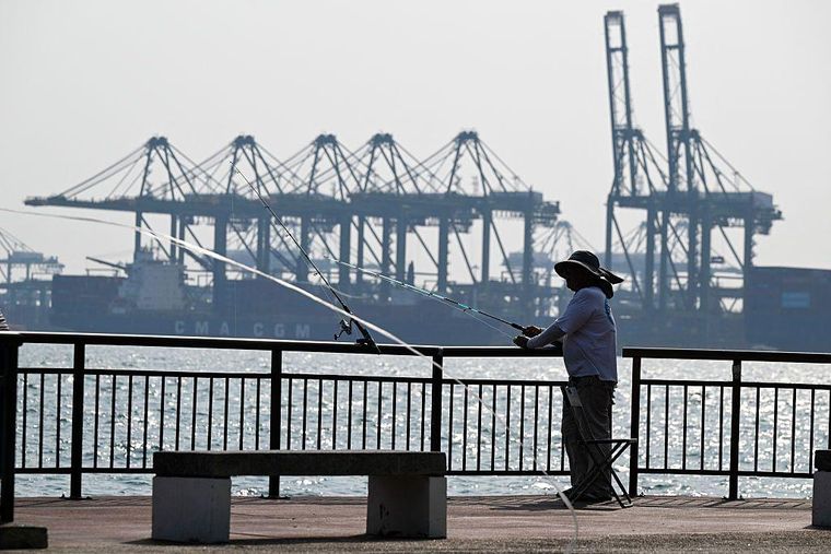 El aumento de sueldos en el gobierno llega en un momento de aumento de recortes en Singapur.