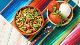 Aunque esta receta se prepara comúnmente con jitomate, cebolla y queso, en diferentes regiones se le agregan ingredientes como aguacate, chile seco o incluso camarones, adaptándose a los gustos locales. Aunque esta receta se prepara comúnmente con jitomate, cebolla y queso, en diferentes regiones se le agregan ingredientes como aguacate, chile seco o incluso camarones, adaptándose a los gustos locales.