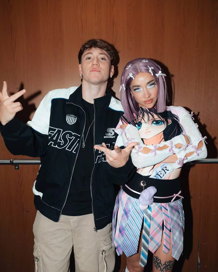 Moños, peluches y maquillaje dramático para un regreso con todo. Moños, peluches y maquillaje dramático para un regreso con todo.