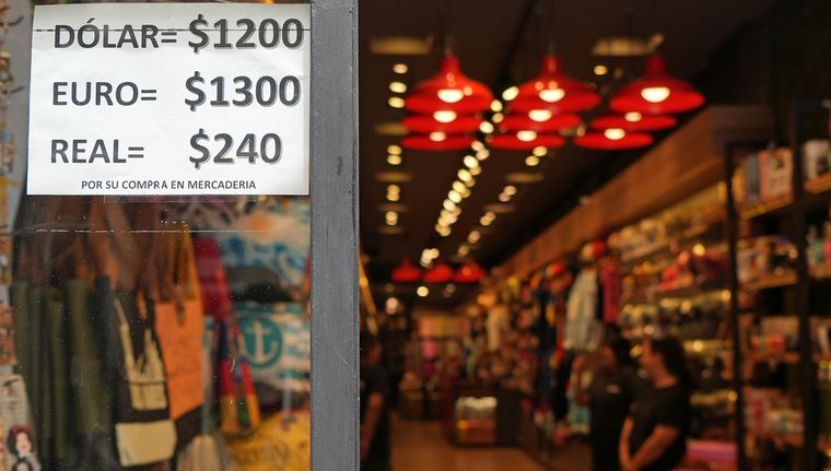 Con la competencia de monedas cada persona podrá decidir en qué moneda paga por los bienes que compra o los servicios que contrata Foto: Noticias Argentinas