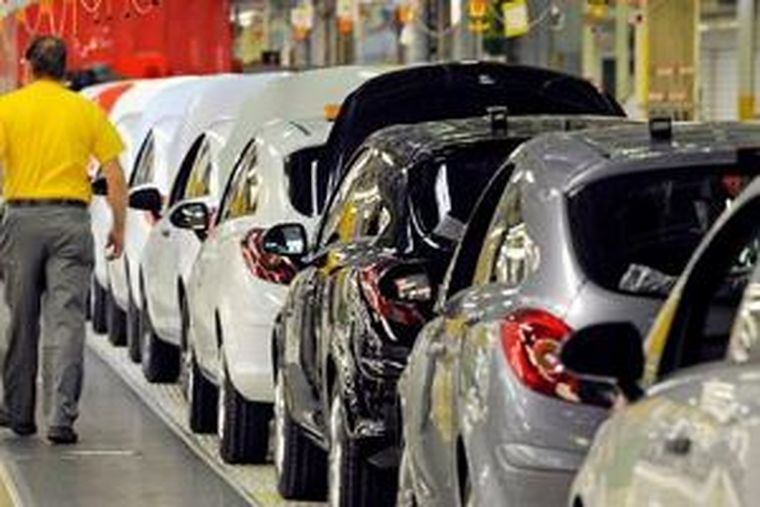 Los autos que se fabrican en la Argentina tienen un alto porcentaje de piezas importadas. Foto: EFE