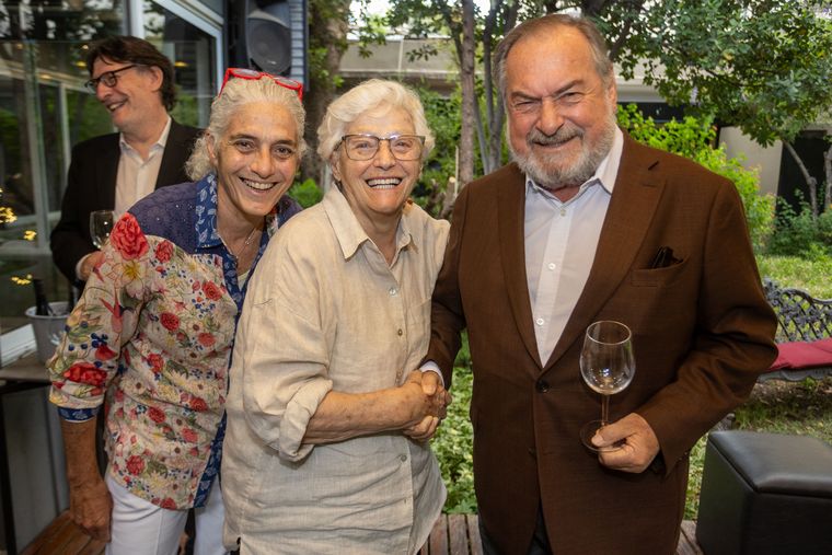 María Teresa Corradini de Barbera, junto a Michel Rolland y su hija Beatriz. María Teresa Corradini de Barbera, junto a Michel Rolland y su hija Beatriz.