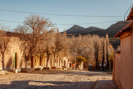 Las calles de tierra y las casonas de adobe conservan intacto el espíritu colonial en este rincón del norte argentino. Las calles de tierra y las casonas de adobe conservan intacto el espíritu colonial en este rincón del norte argentino.
