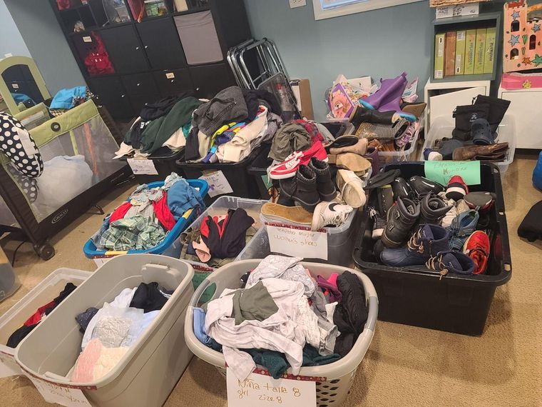 Aleah Arundale organizó colectas de ropa y zapatos entre sus vecinos para ayudar a los migrantes que llegaban a Chicago.