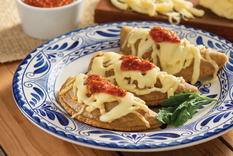 Aunque hoy se rellenan con muchos ingredientes, la receta original de quesadillas fritas solo llevaba queso, demostrando que la sencillez también puede ser deliciosa.