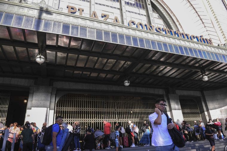 Más de un millón y medio de usuarios son perjudicados por el paro de trenes.