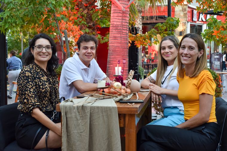 Guadalupe Domenech, Lucio Martini, Rogelia Diaz y Natacha Lukjanczuk. Guadalupe Domenech, Lucio Martini, Rogelia Diaz y Natacha Lukjanczuk.