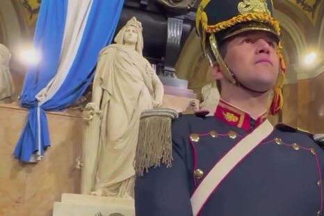 Siete granaderos custodian los restos del Libertador José de San Martín en la Catedral Metropolitana. Foto: Captura de video Siete granaderos custodian los restos del Libertador José de San Martín en la Catedral Metropolitana. Foto: Captura de video