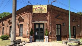 l boulevard arbolado y las casonas del siglo XIX dibujan la postal clásica del pueblo de Cortines. l boulevard arbolado y las casonas del siglo XIX dibujan la postal clásica del pueblo de Cortines.