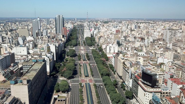 La Avenida 9 de Julio, reconocida como una de las más anchas del mundo, está vacía por la cuarentena, el 20 de marzo del 2020, Ciudad de Buenos Aires.