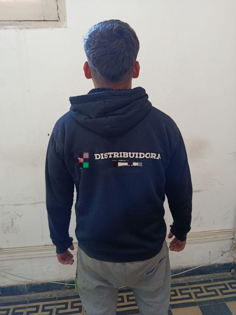 El sospechoso luego de ser detenido por efectivos policiales. El sospechoso luego de ser detenido por efectivos policiales.