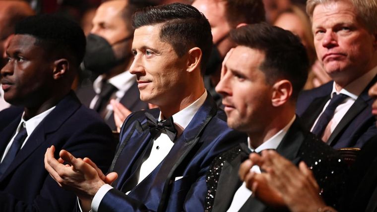 Lewandowski y Messi durante la entrega del Balón de Oro. Foto: Bild.com
