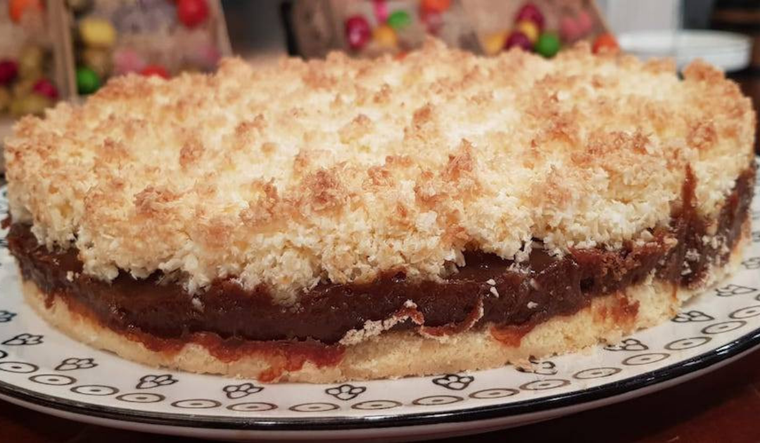 La receta original llevaba mermelada, pero en Argentina se cambió por dulce de leche. La receta original llevaba mermelada, pero en Argentina se cambió por dulce de leche.