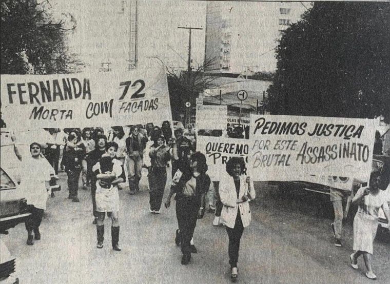 Una fotografía publicada por el periódico Folha de Londrina muestra las protestas que tuvieron lugar en aquel momento tras la muerte de Fernanda.