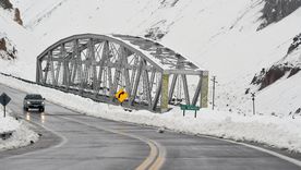 Desde la Ciudad de Mendoza hasta Alta Montaña, el paisaje se modifica de manera gradual hasta desembocar en un escenario completamente cubierto de nieve. Desde la Ciudad de Mendoza hasta Alta Montaña, el paisaje se modifica de manera gradual hasta desembocar en un escenario completamente cubierto de nieve.