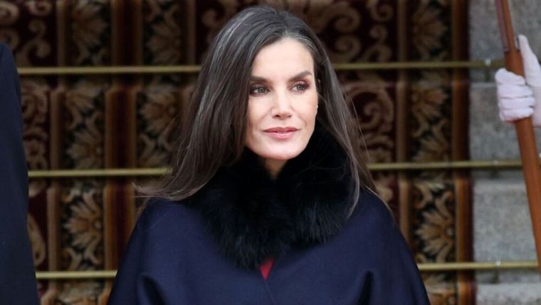 Mirá el look monocromático de la reina Letizia.