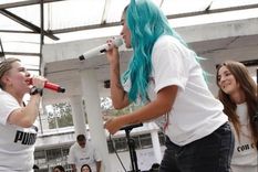 hasta las lagrimas: karol g se emociona durante un concierto especial