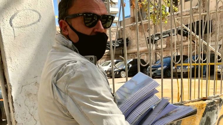 El abogado Jaime Alba cargando en sus brazos el expediente de la causa Aliaga, un asunto que derivó en investigación por las coimas en la Justicia Federal