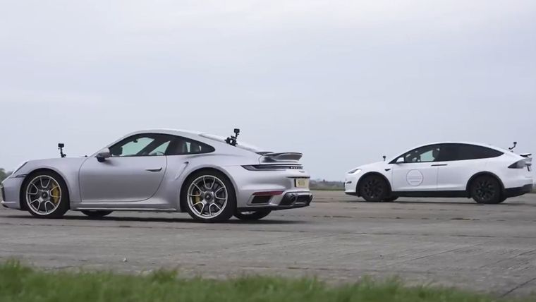Porsche vs Tesla Foto: CarWow