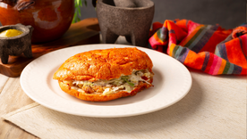 Con el tiempo, la receta se adaptó en la Ciudad de México, incorporando el chile guajillo y el relleno de papa con chorizo, convirtiéndose en un clásico de las fondas y ferias. Con el tiempo, la receta se adaptó en la Ciudad de México, incorporando el chile guajillo y el relleno de papa con chorizo, convirtiéndose en un clásico de las fondas y ferias.