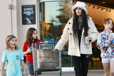 Megan Fox le respondió contundentemente a los que critican a sus hijos porque se visten con ropa de “nena”.