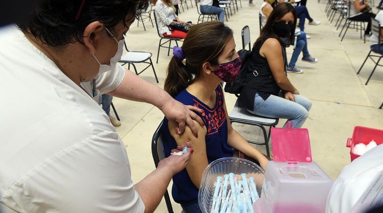 El Gobierno potenciará la vacunación a través de dos vías distintas Foto: ALF PONCE MERCADO / MDZ