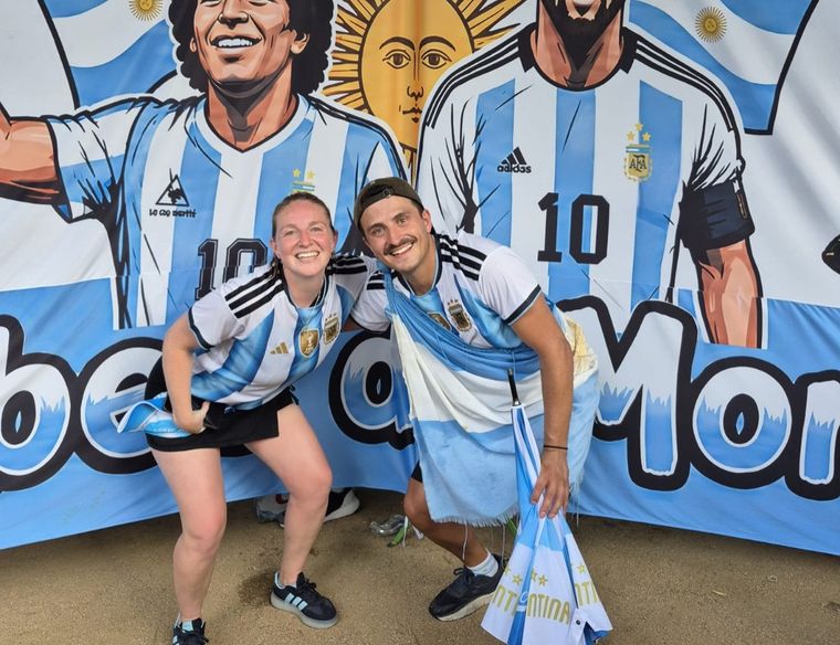 Agustín Pizzolatto y Pilli Molina, dos hinchas argentinos que vivieron el banderazo argentino.&nbsp;
