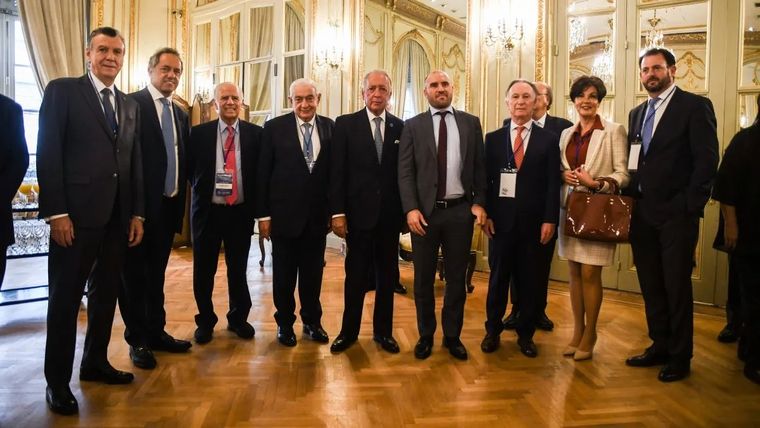 Martín Guzmán, junto a empresarios. Muchos abrazos en medio de una situación dramática.