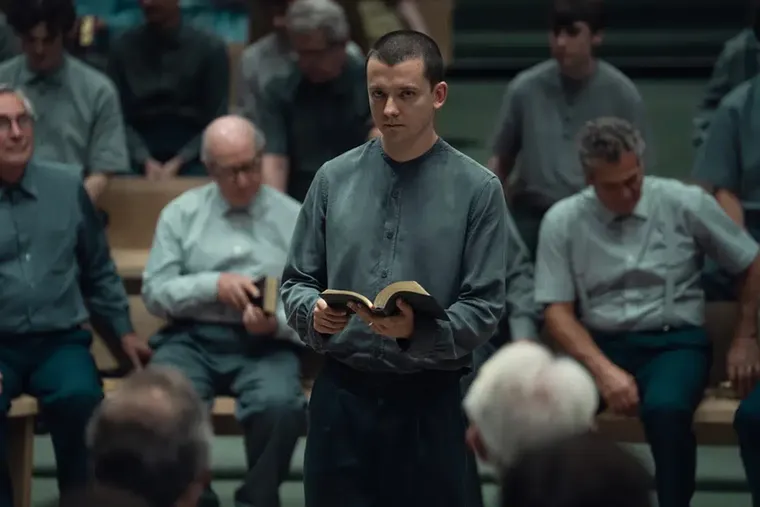 Asa Butterfield interpreta a Adam, un esposo devoto que intenta mantener las tradiciones de la Hermandad. Asa Butterfield interpreta a Adam, un esposo devoto que intenta mantener las tradiciones de la Hermandad.