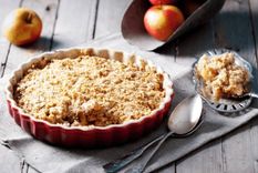 Este postre casero tiene textura crocante y corazón de fruta tibia.