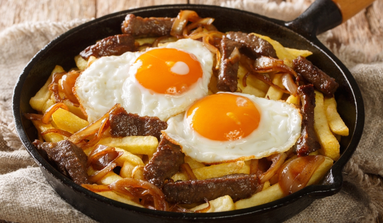 Origen y curiosidades de la chorrillana, el clásico chileno Foto: Shutterstock