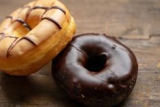 en pocos pasos unas deliciosas donas caseras cubiertas con chocolate