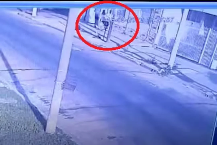 Femicidio en Campana: el momento en el que la cámara de seguridad capta a Alejandra entrando a la casa de su vecino Femicidio en Campana: el momento en el que la cámara de seguridad capta a Alejandra entrando a la casa de su vecino