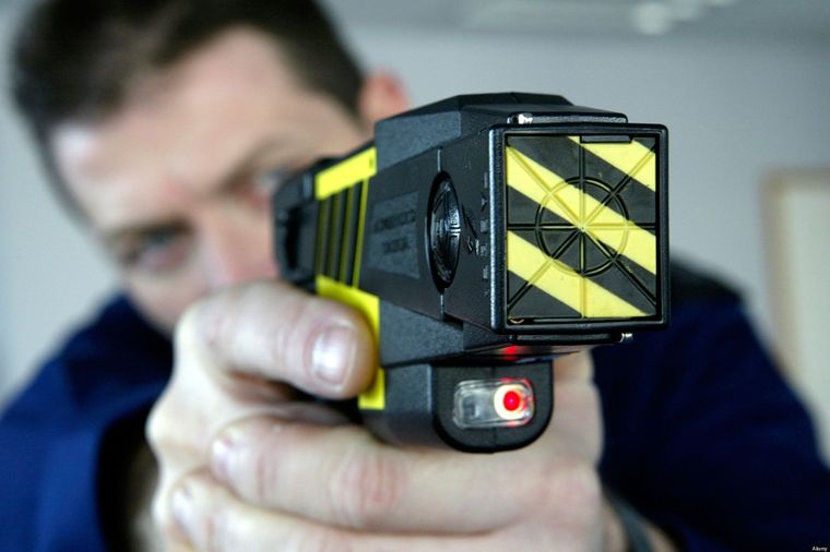 El uso de las pistolas Taser despierta polémica entre la sociedad