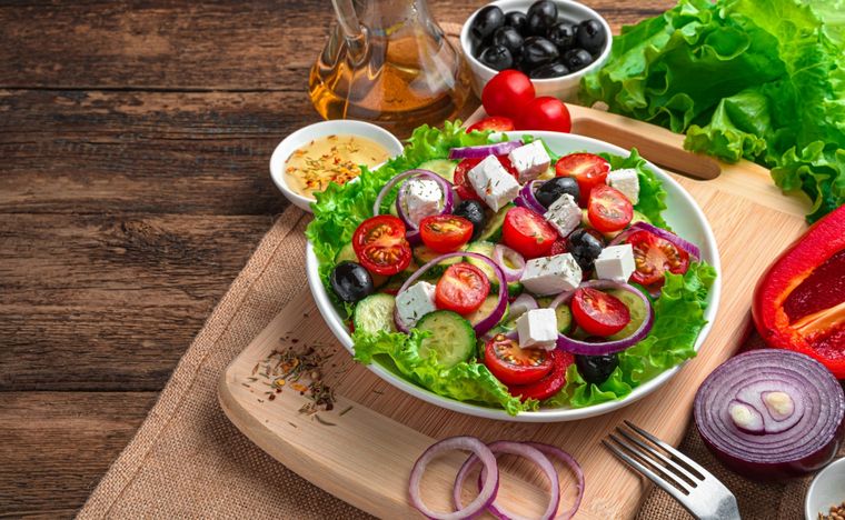 Ensalada griega con pepino Una receta deliciosa para hacer en pocos pasos. Foto: Shutterstock