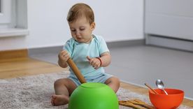 Sitiar los materiales en un espacio delimitado, como una alfombra comunica al niño que ese es su lugar de exploración autónoma mientras el adulto está ocupado.