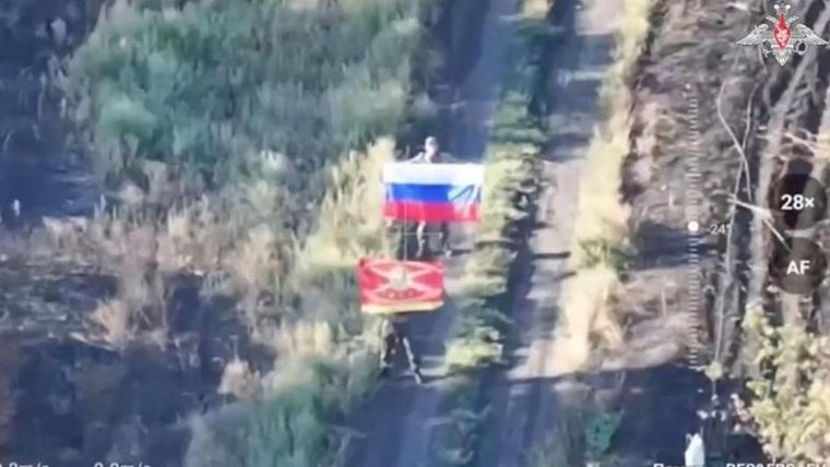 El Ministerio de Defensa ruso publicó una imagen que muestra a supuestas tropas rusas en el pueblo de Zaporizke.