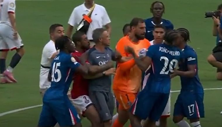 Luis Enrique, el entrenador asturiano del PSG, agredió con un manotazo a Joao Pedro, el brasileño autor de uno de los goles de Chelsea. Foto: captura de TV.