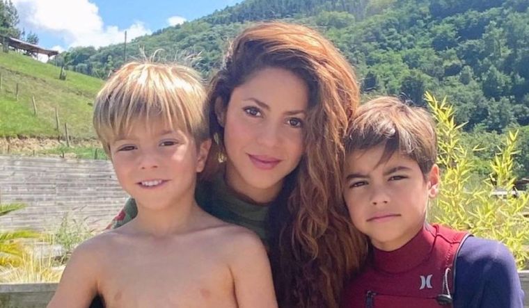 Shakira busca niñera para sus dos hijos.