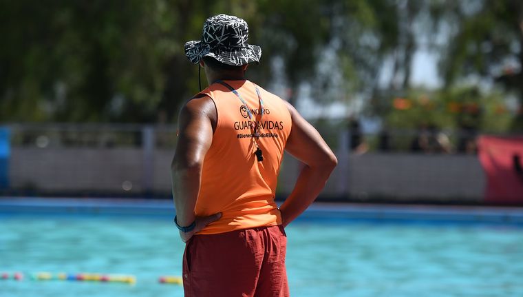 La presencia de guardavidas es obligatoria . La presencia de guardavidas es obligatoria .