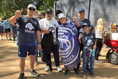 Los hinchas de Independiente Rivadavia, con todo el color en la previa. Los hinchas de Independiente Rivadavia, con todo el color en la previa.