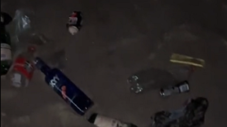Los jóvenes entran a los boliches de la zona y dejan montañas de basura Foto: Captura de video