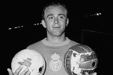 Alfredo Di Stéfano, uno de los mejores futbolistas de la historia, en una foto de 1956.