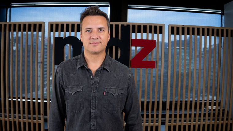 En diálogo con MDZ, Ezequiel Campa habla de su espectáculo Sí, pero no, de su personaje Dicky del Solar y del oficio de hacer reír en un país donde “el caos cotidiano es parte del ADN”.