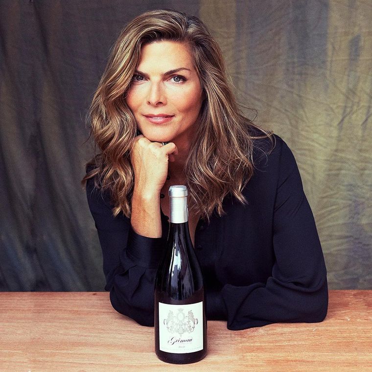 Montserrat Oliver nació el 13 de abril de 1966 en Monterrey, México.