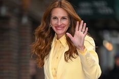 Julia Roberts apuesta por un look masculino con un toque femenino y glamoroso con sus zapatos abotinados. Foto: Instagram