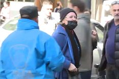 Una señora sacó un cuchillo y amenazó a los manifestantes frente a la casa de Cristina Kirchner.
