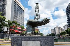 Escultura "La Mano Mineral", símbolo del petróleo y los trabajadores petroleros venezolanos, detrás de la sede de Petróleos de Venezuela, en Caracas.