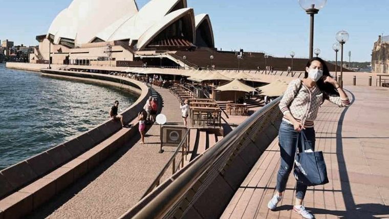 Las medidas de sanidad en Australia están siendo reimpuestas por el gran aumento de casos de covid-19.