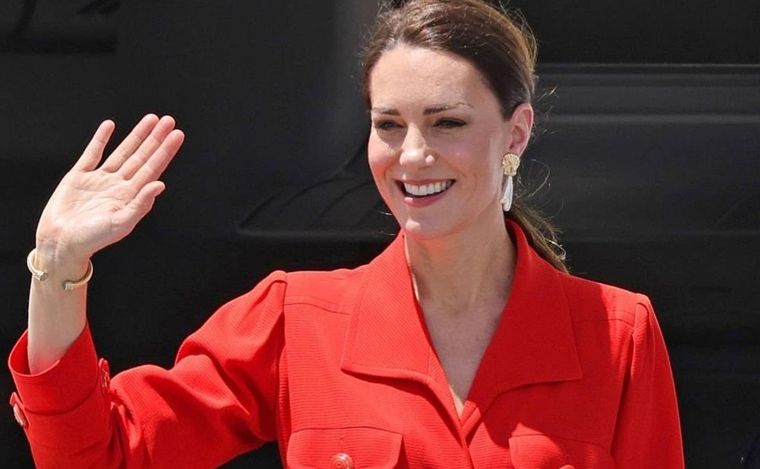 Kate Middleton consigue los looks más glamurosos con pantalones blancos Foto: Glamstar